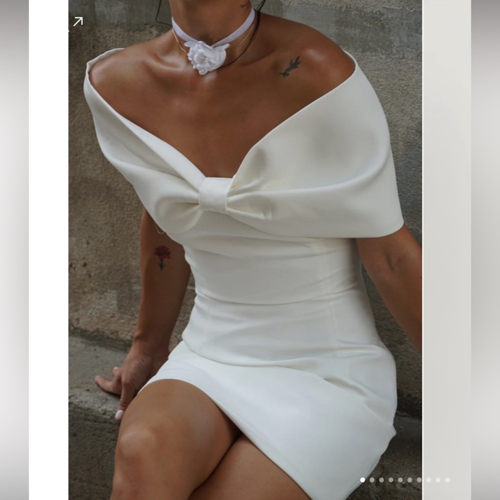 Meshki Gwyneth
Off Shoulder Bow Mini Dress XS